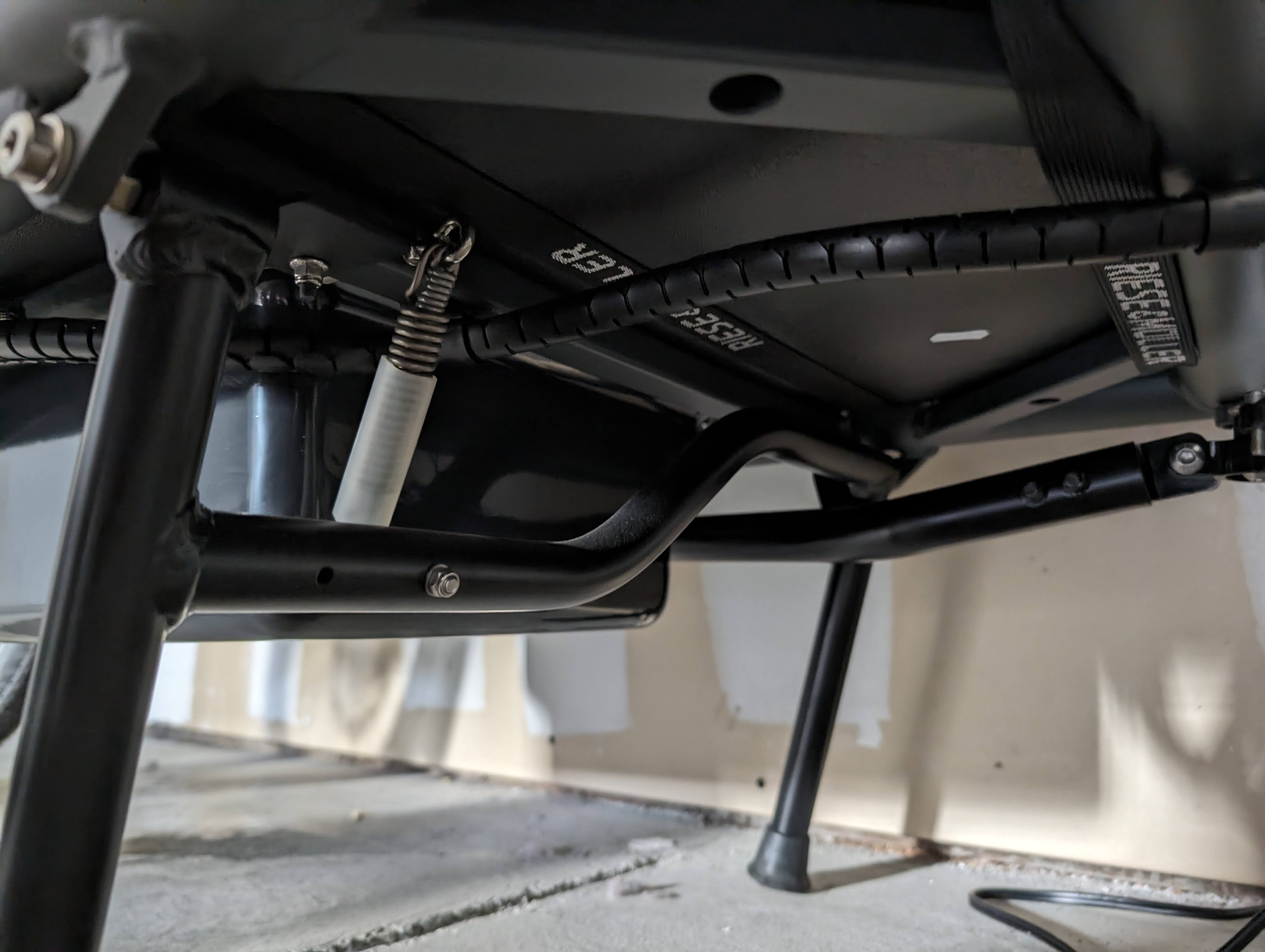 Image showing the routing of the straps under the bike’s cargo box